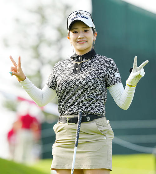 1番でピースサインの安田彩（撮影・江口和貴）