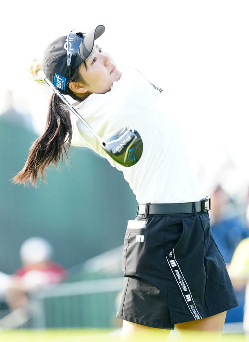 1番、ティーショットを放つアマチュアの新地（撮影・江口和貴）