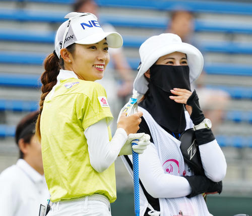 資生堂・JALレディースのプロアマ大会に臨む安田（左）（撮影・江口和貴）