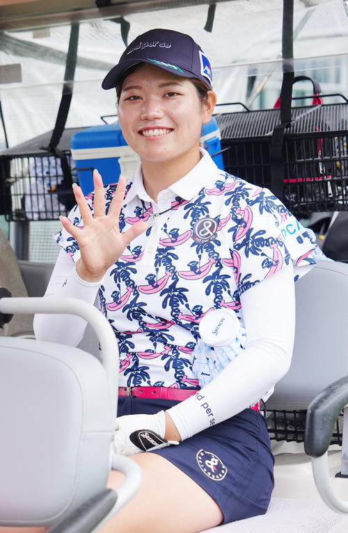 資生堂・JALレディースのプロアマ大会で手振る桜井（撮影・江口和貴）