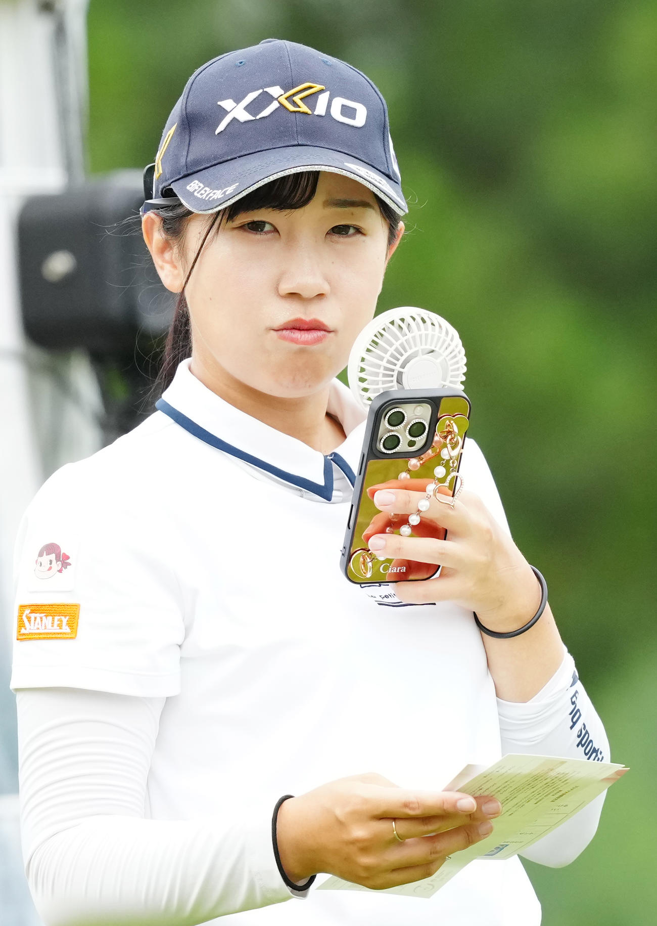 資生堂・JALレディースのプロアマ大会でハンディファンで顔に風を送る菅沼（撮影・江口和貴）