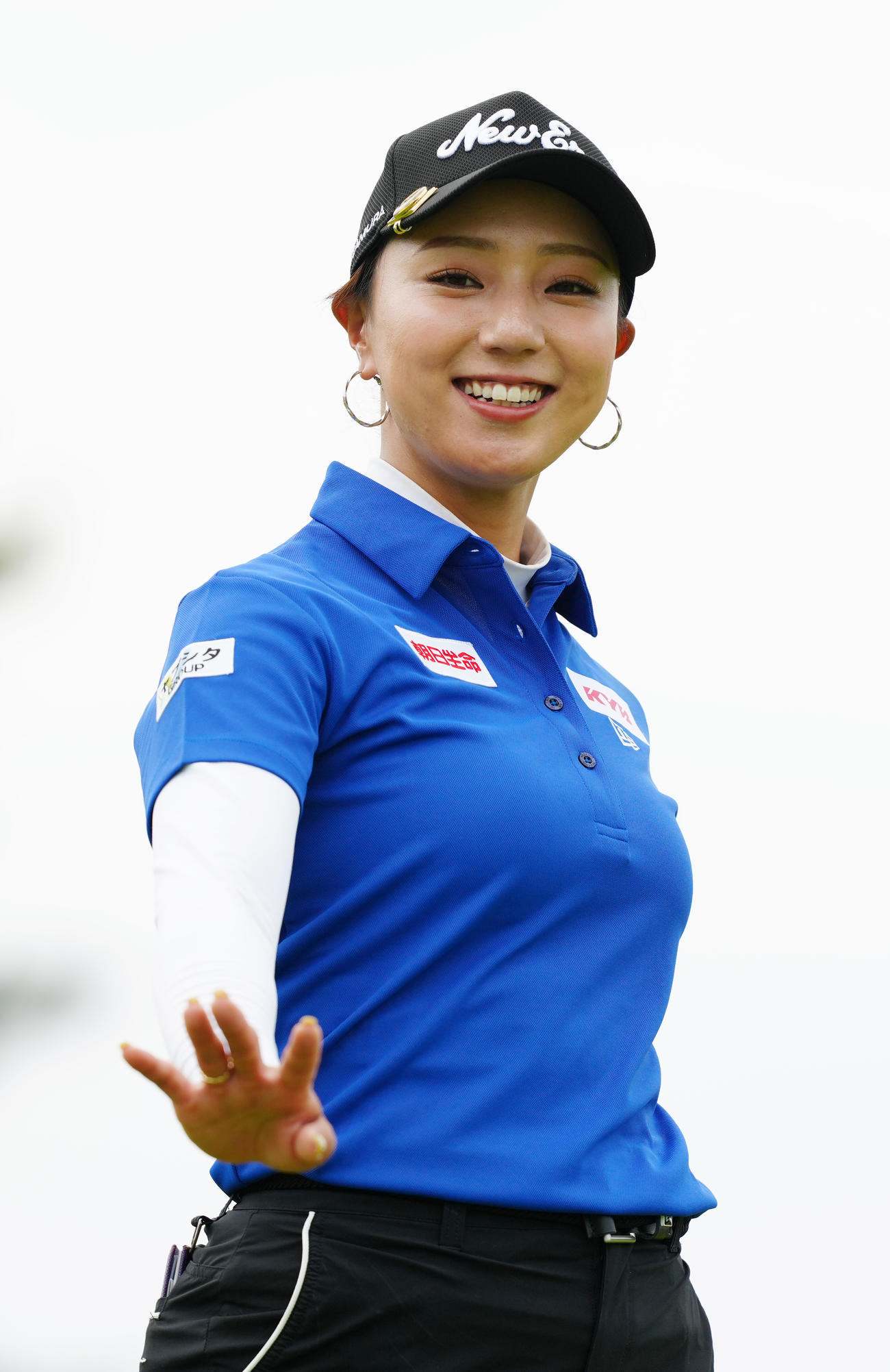 資生堂・JALレディースのプロアマ大会で手を振る宮田（撮影・江口和貴）