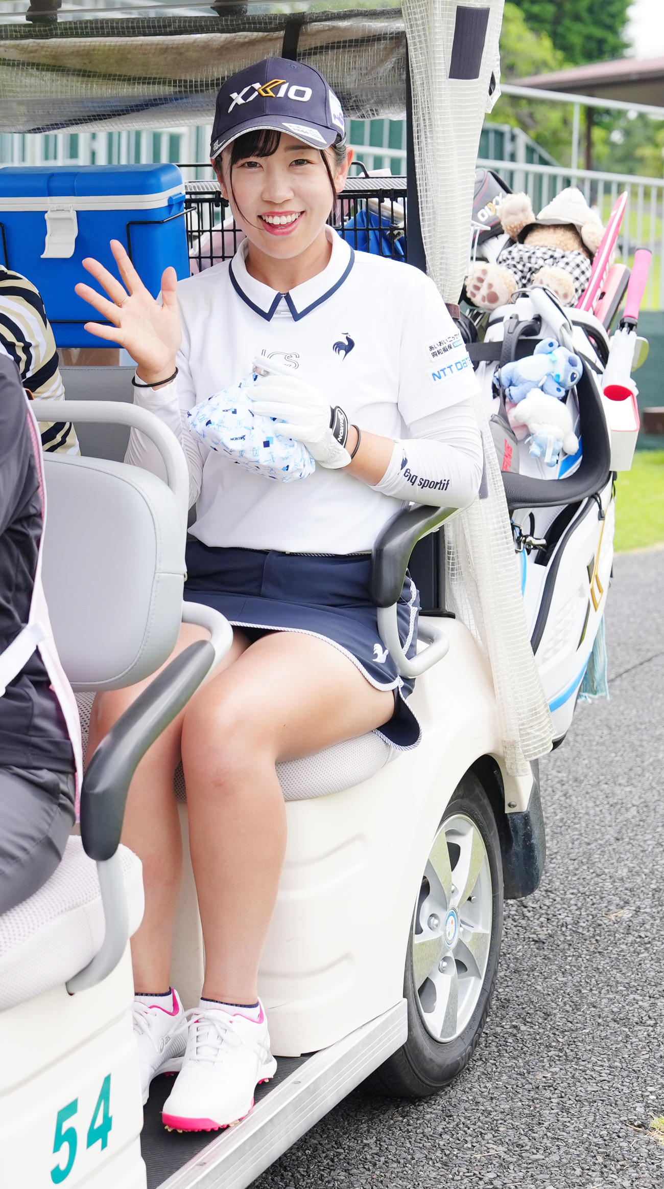 資生堂・JALレディースのプロアマ大会で手を振る菅沼（撮影・江口和貴）