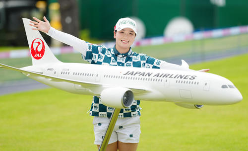 資生堂・JALレディースのプロアマ大会を終え、飛行機の模型と写真に納まる後藤（撮影・江口和貴）