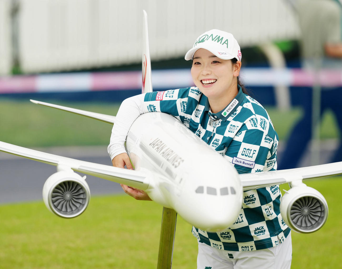 資生堂・JALレディースのプロアマ大会を終え、飛行機の模型と写真に納まる後藤（撮影・江口和貴）