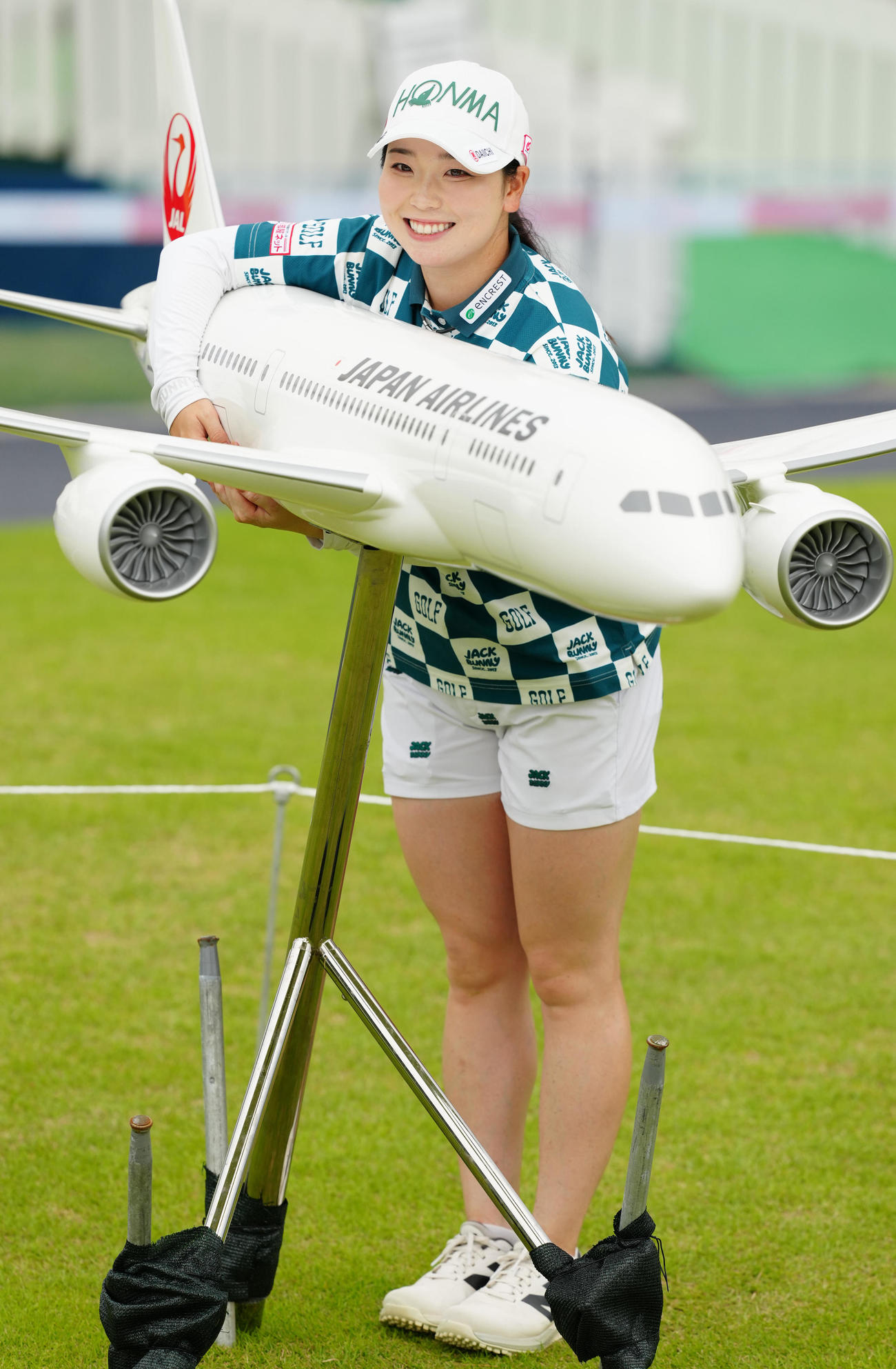 資生堂・JALレディースのプロアマ大会を終え、飛行機の模型と写真に納まる後藤（撮影・江口和貴）