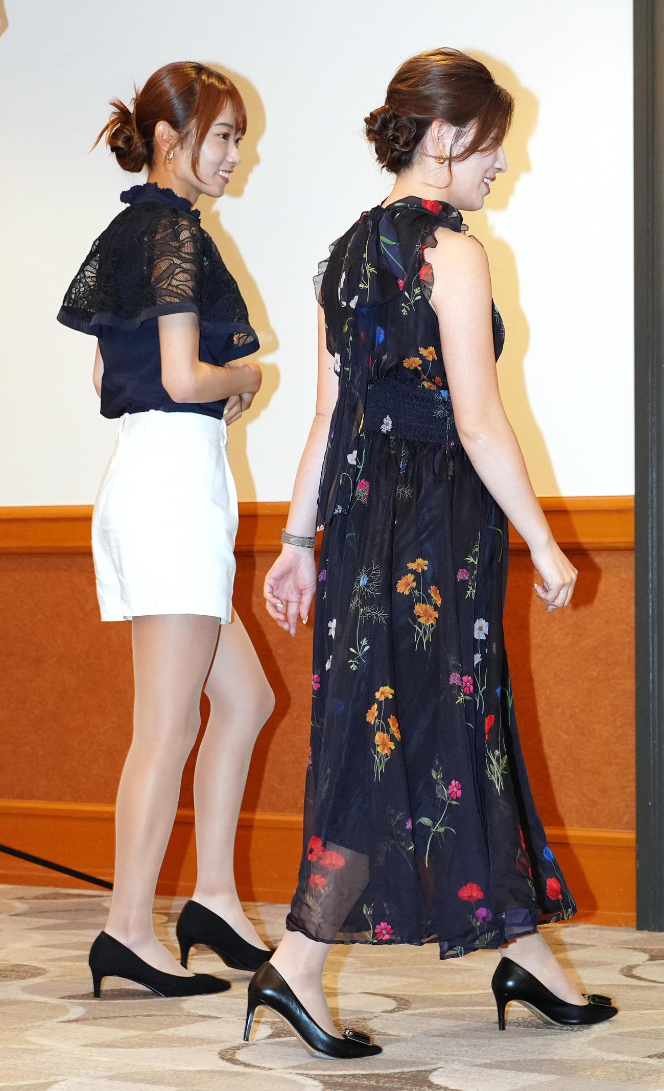 資生堂・JALレディースの前夜祭でドレスアップ撮影に臨んだ植手（右）と安田（撮影・江口和貴）