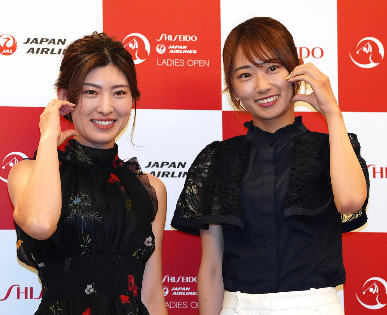 資生堂・JALレディースの前夜祭でドレスアップ撮影に臨む植手（左）と安田（撮影・江口和貴）