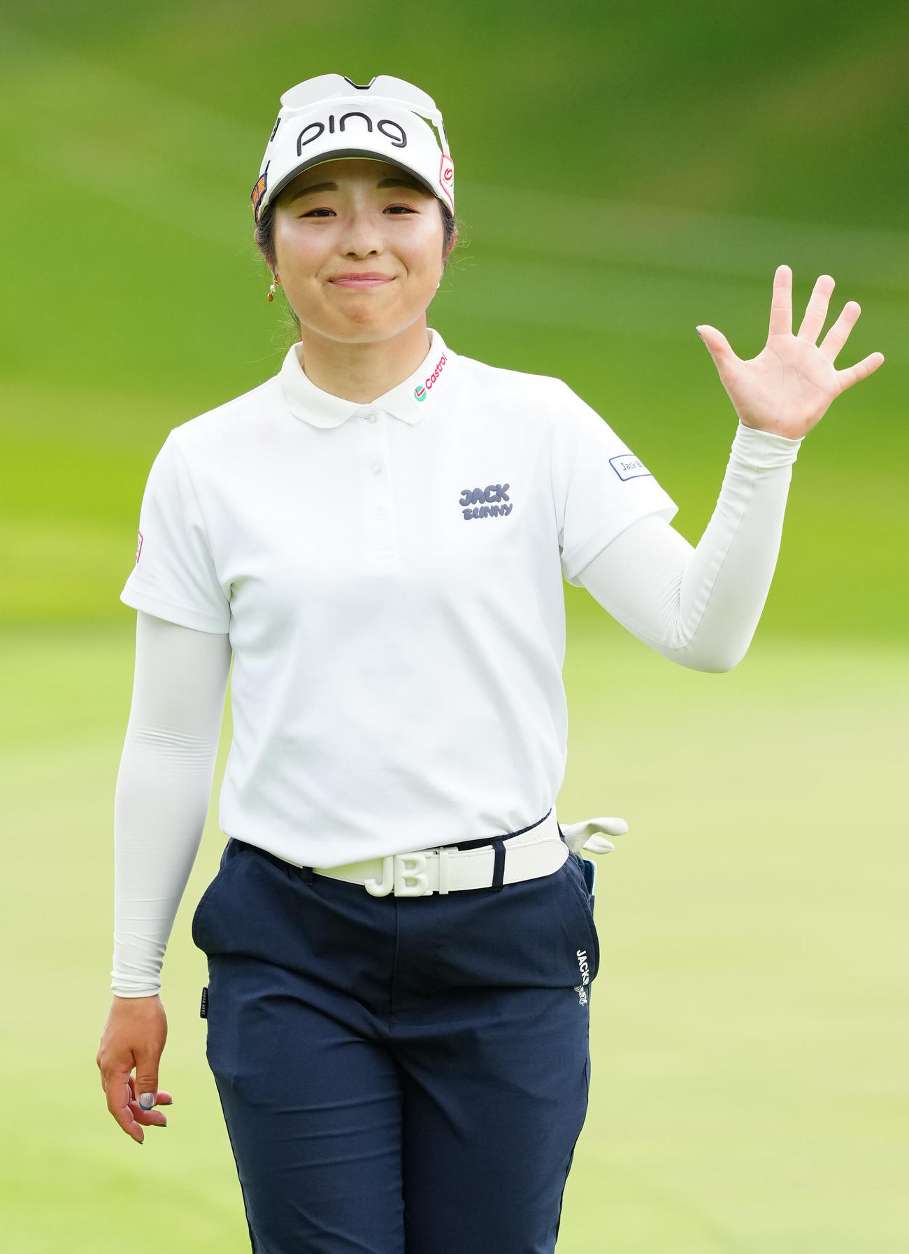 資生堂・JALレディースのプロアマ大会を終え、手を振る佐久間（撮影・江口和貴）