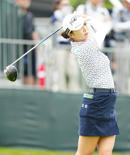 10番、ティーショットを放つ金沢（撮影・江口和貴）