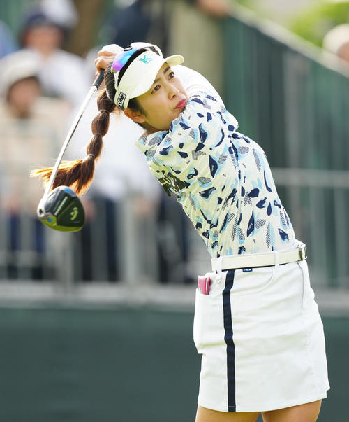 10番、ティーショットを放つ天本（撮影・江口和貴）