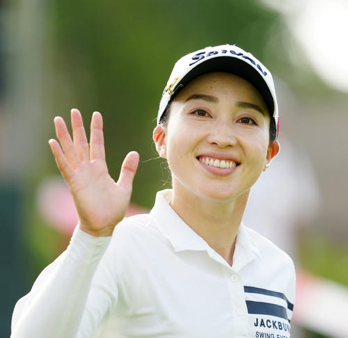 10番で手を振る村田（撮影・江口和貴）