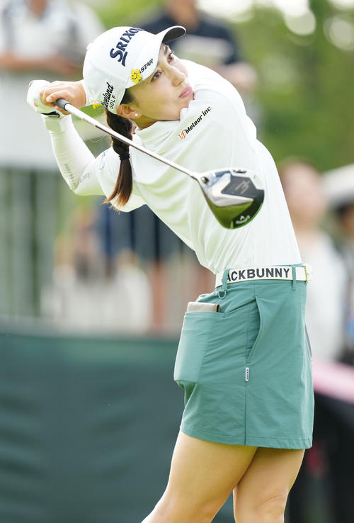 10番、ティーショットを放つ村田（撮影・江口和貴）