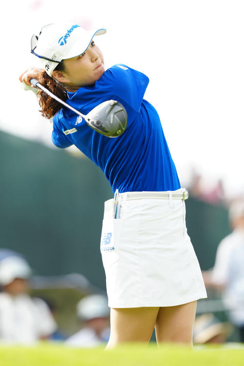 1番、ティーショットを放つ山内（撮影・江口和貴）