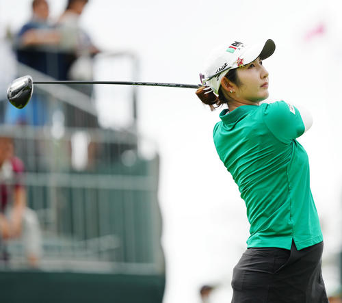 1番、ティーショットを放つペ・ソンウ（撮影・江口和貴）