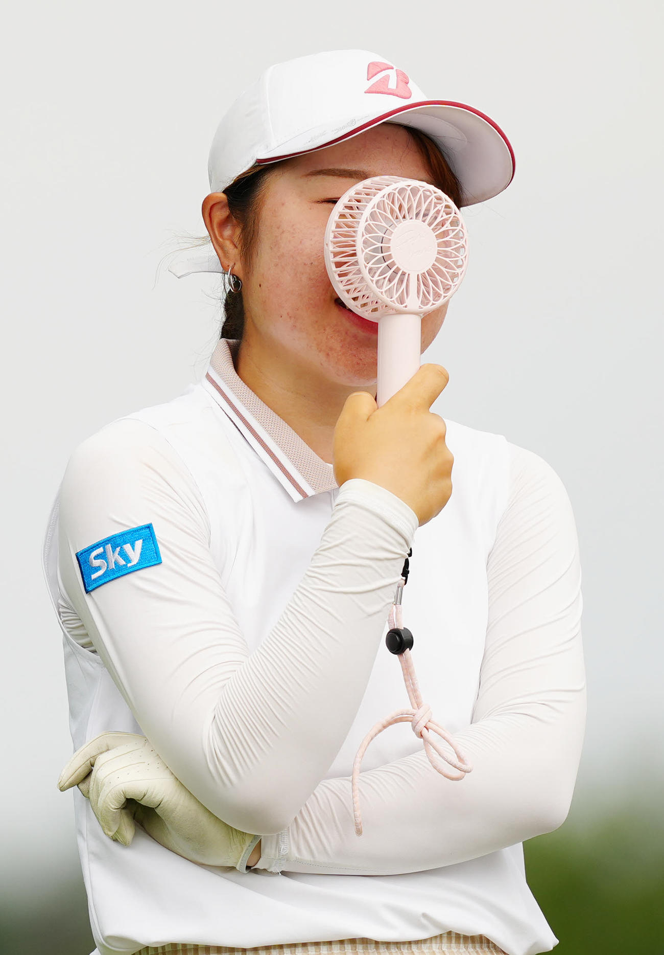 11番でハンディファンを顔の前で使う荒木（撮影・江口和貴）