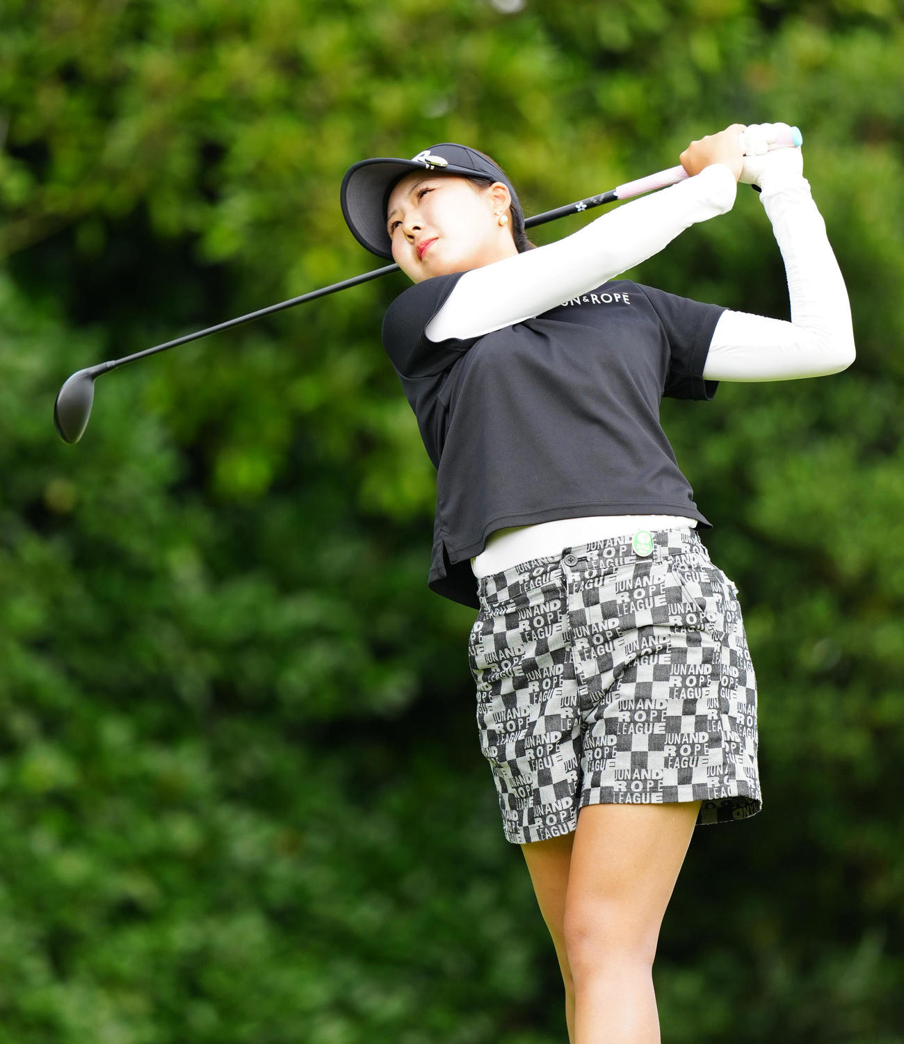 11番、ティーショットを放つ高野（撮影・江口和貴）