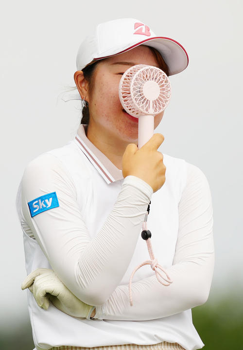 11番でハンディファンを顔の前で使う荒木（撮影・江口和貴）