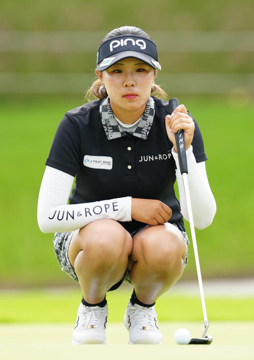 10番グリーンでラインを読む高野（撮影・江口和貴）