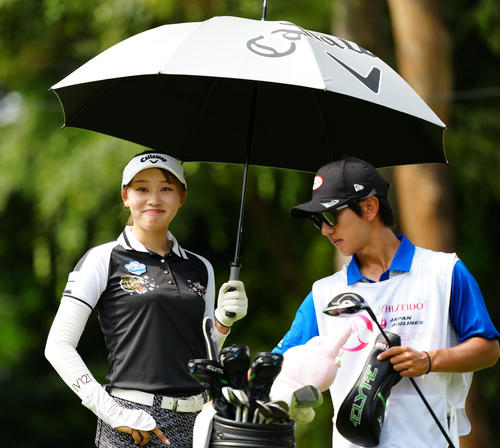 12番に臨む手束（左）（撮影・江口和貴）