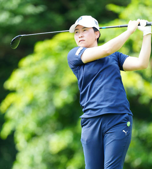 12番、ティーショットを放つ沖（撮影・江口和貴）