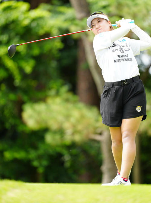 12番、ティーショットを放つ仁井（撮影・江口和貴）