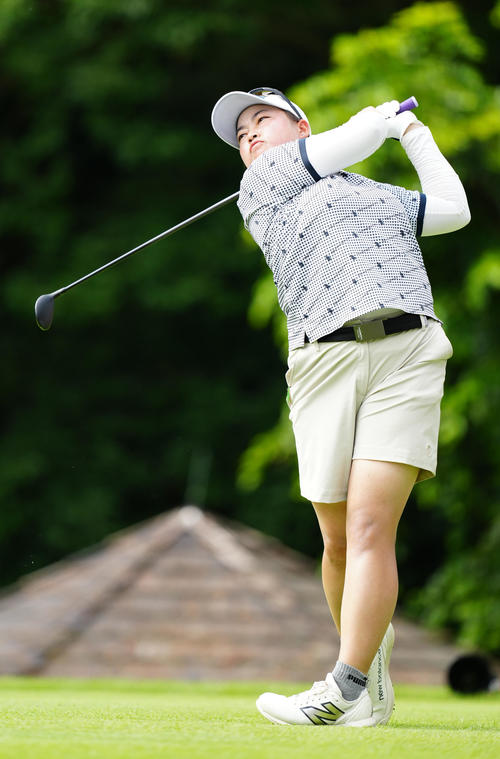 12番、ティーショットを放つ入谷（撮影・江口和貴）