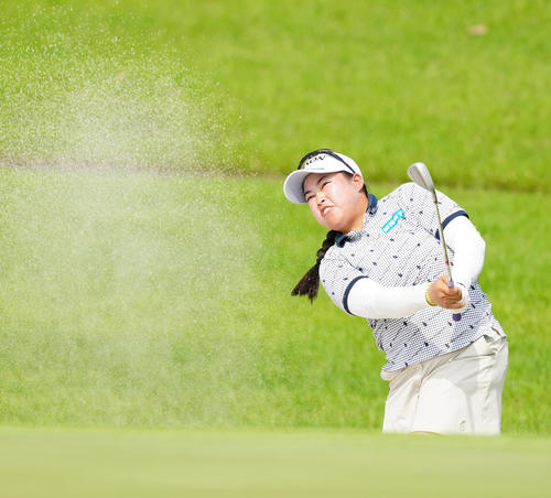 11番、バンカーショットを放つ入谷（撮影・江口和貴）