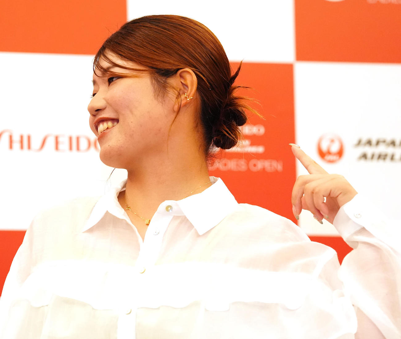 資生堂・JALレディースの前夜祭でドレスアップ撮影に臨む桜井（2025年7月1日撮影）