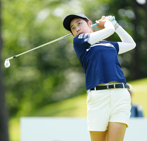 8番、ティーショットを放つ西沢（撮影・江口和貴）