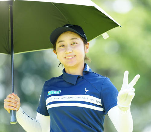 8番、ピースサインを見せる西沢（撮影・江口和貴）