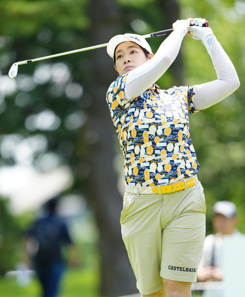 8番、ティーショットを放つ川岸（撮影・江口和貴）