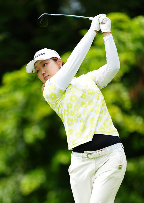 12番、ティーショットを放つ小滝（撮影・江口和貴）