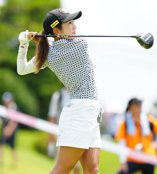 10番、ティーショットを放つ藤本（撮影・江口和貴）