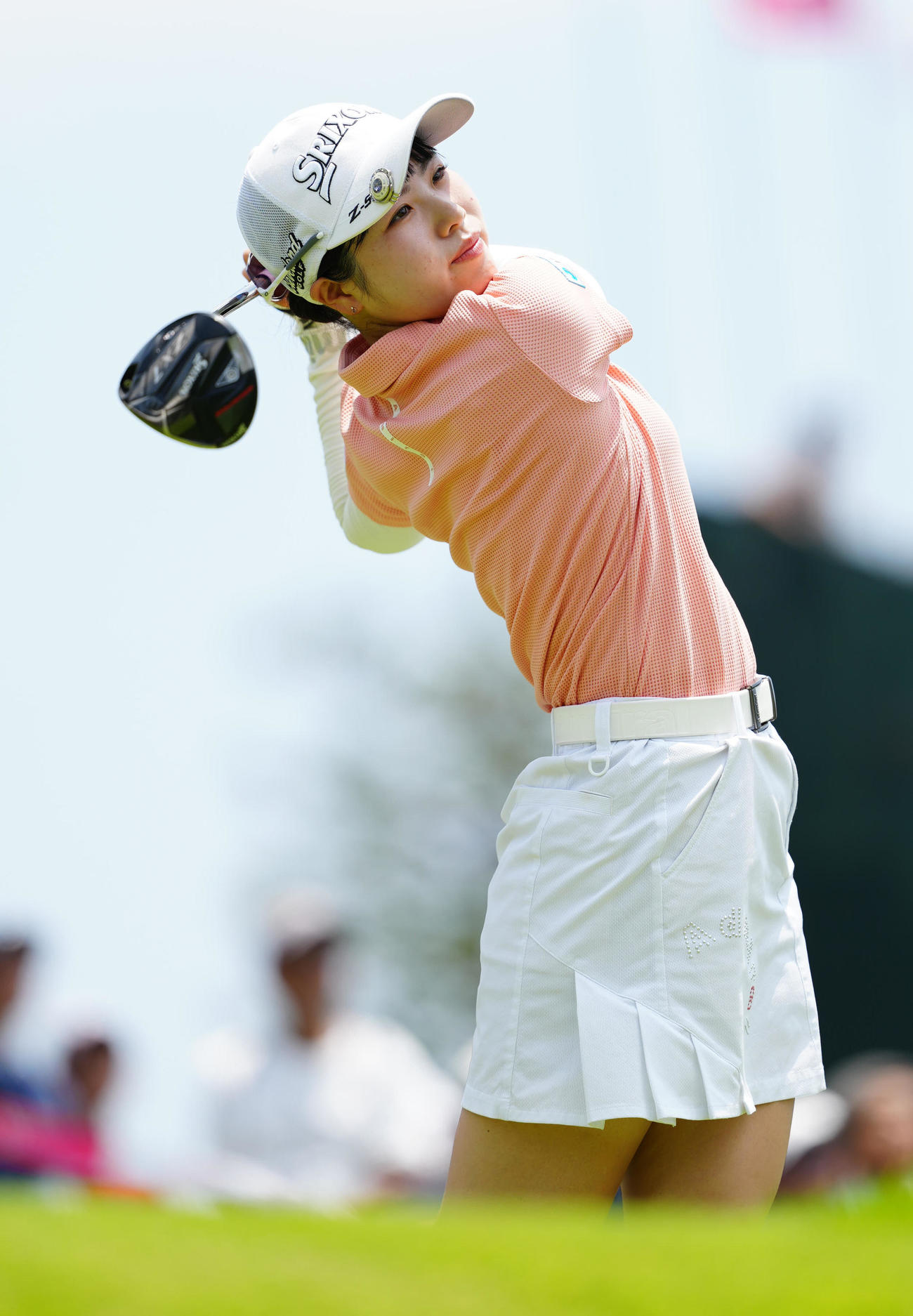 1番、ティーショットを放つ尾関（撮影・江口和貴）