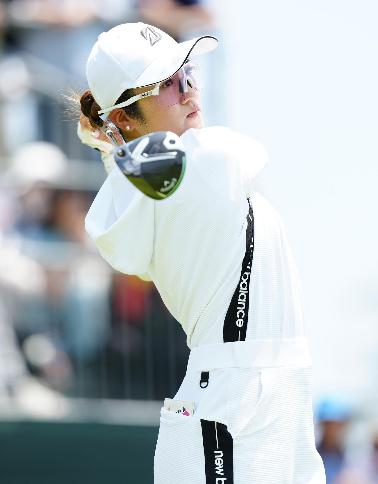 1番、ティーショットを放つ稲見（撮影・江口和貴）