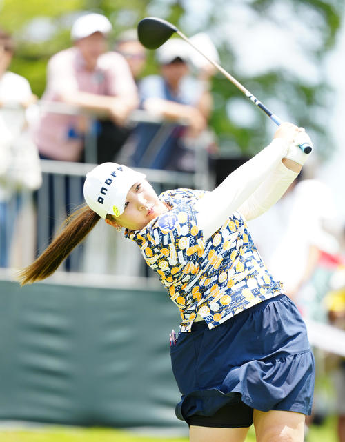 10番、ティーショットを放つ小林光（撮影・江口和貴）