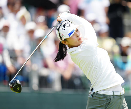 1番、ティーショットを放つ柏原（撮影・江口和貴）