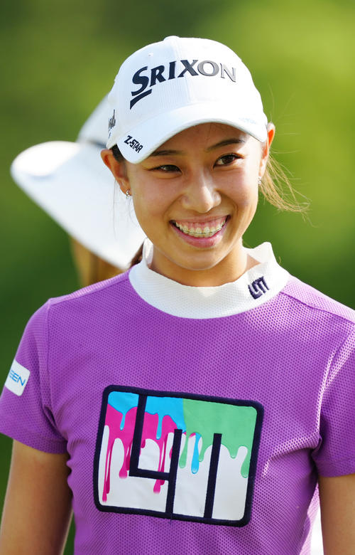 18番、ホールアウトし笑顔を見せる上久保（撮影・江口和貴）