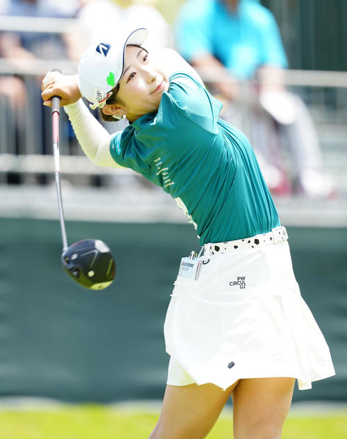 10番、ティーショットを放つ永嶋（撮影・江口和貴）