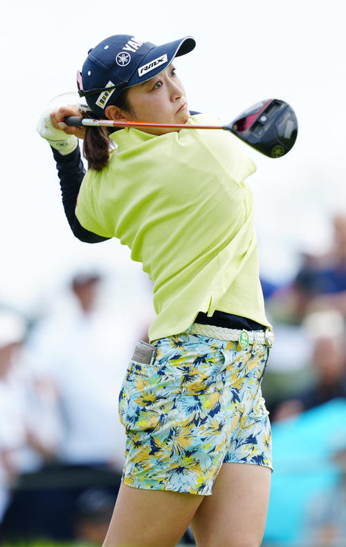 1番、ティーショットを放つ高木（撮影・江口和貴）