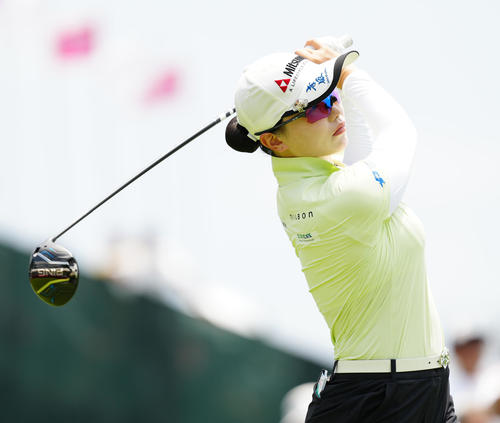 1番、ティーショットを放つセキ・ユウティン（撮影・江口和貴）