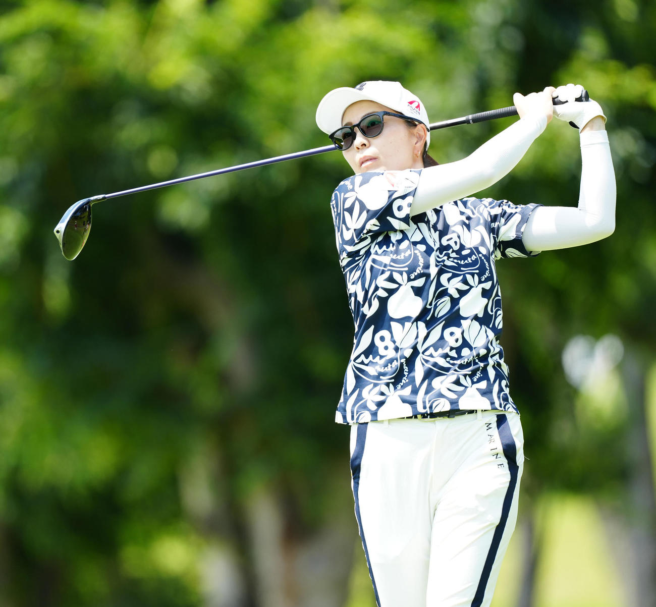 13番、ティーショットを放つ服部（撮影・江口和貴）