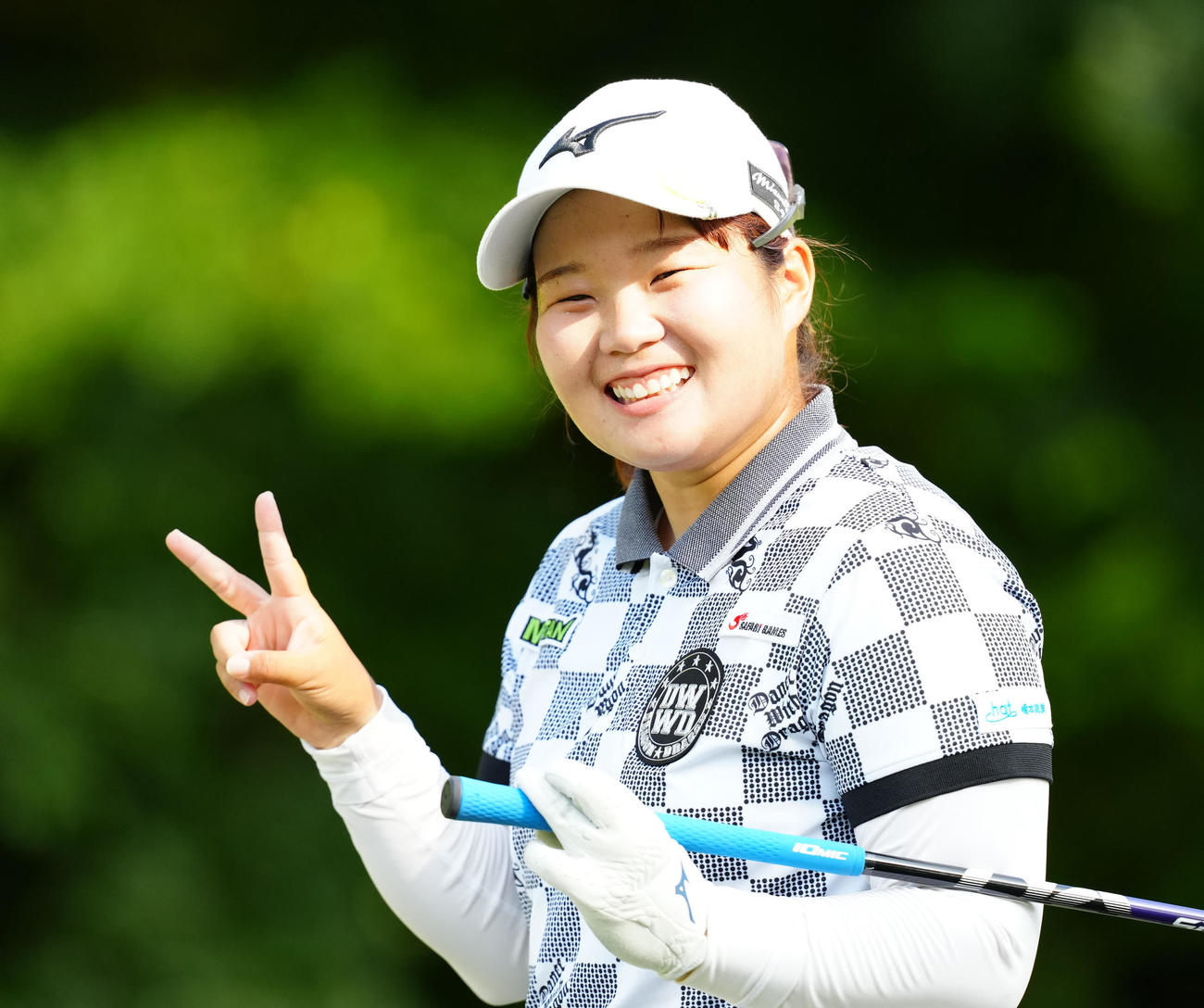 12番でピースサインを見せる寺岡（撮影・江口和貴）