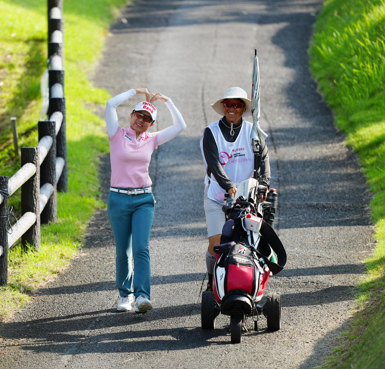 12番へ向かう途中、ポーズを決めるサイ・ペイイン（左）（撮影・江口和貴）