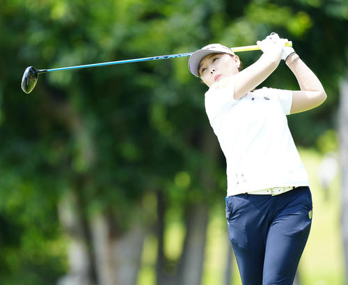 13番、ティーショットを放つイ・ナリ（撮影・江口和貴）