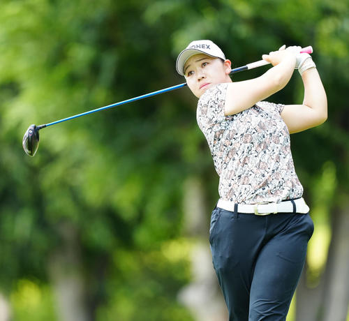 13番、ティーショットを放つ池ケ谷（撮影・江口和貴）