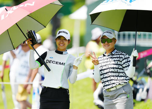 10番、ピースサインで写真に納まる吉本こ（左）とアマチュアの鳥居（撮影・江口和貴）