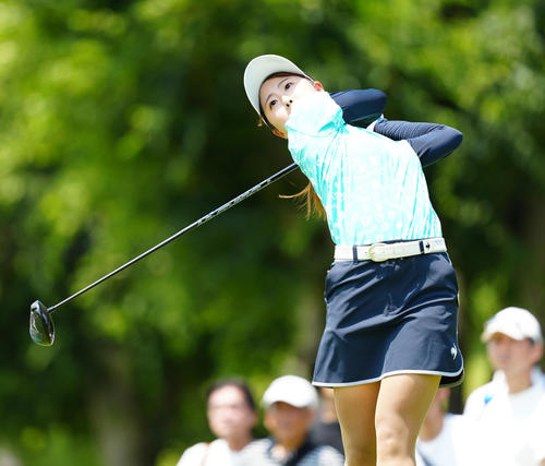 13番、ティーショットを放つ稲垣（撮影・江口和貴）