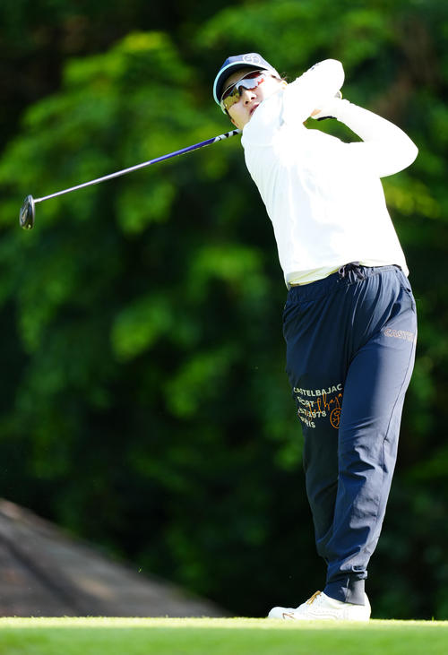 12番、ティーショットを放つ石川（撮影・江口和貴）